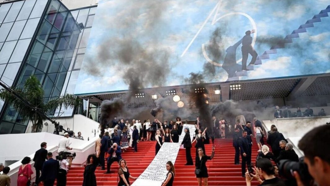 Les Colleuses nomment les victimes de féminicides au festival de Cannes