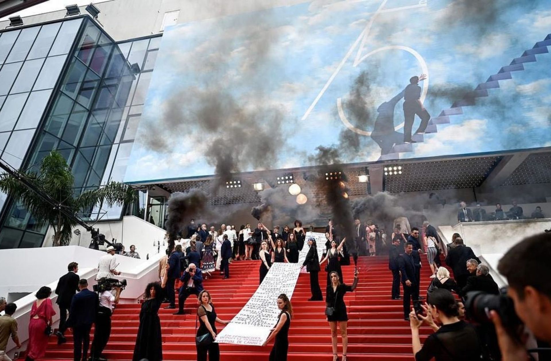 Les Colleuses nomment les victimes de féminicides au festival de Cannes