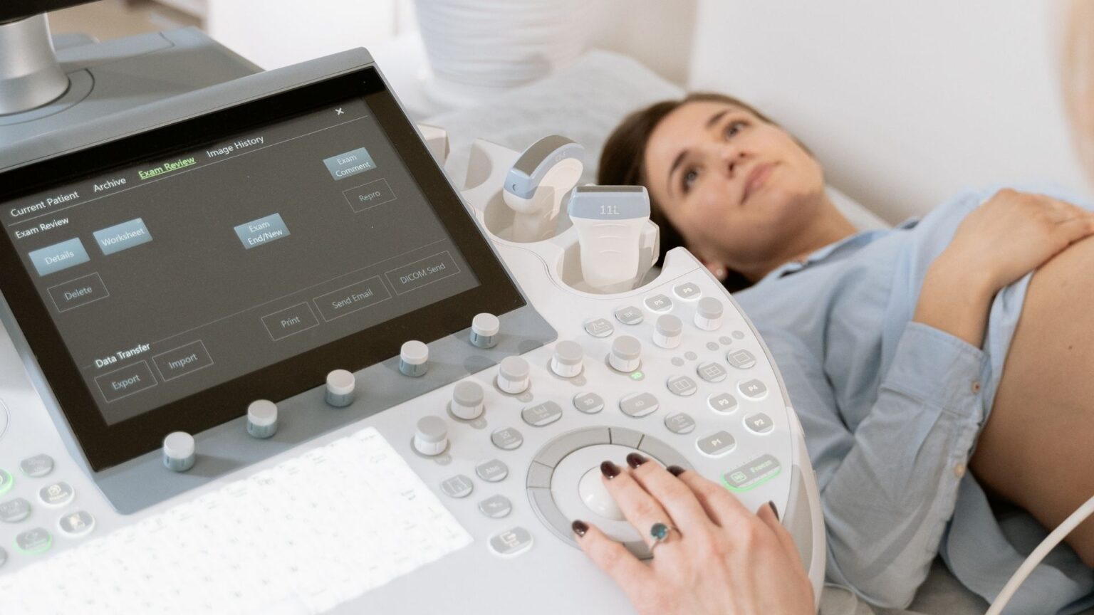 mart productions pexels – femme enceinte echographie mart productions pexels – femme enceinte echographie