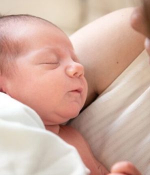 femme avec un bébé dans les bras