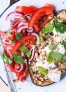 aubergine farcie dans une assiette