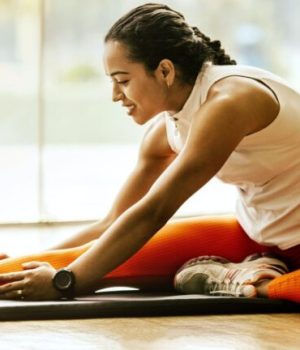 femme en train de faire des étirements femme en train de faire des étirements