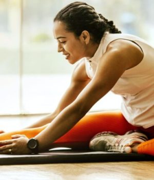 femme en train de faire des étirements