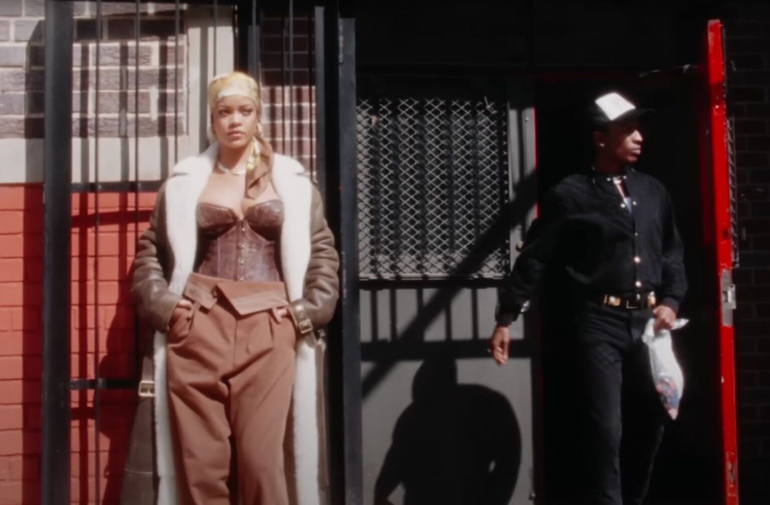 Rihanna et A$AP Rocky incarnent une romance criminelle d'un nouveau genre dans le clip D.M.B., sorti le 5 mai 2022. Rihanna et A$AP Rocky incarnent une romance criminelle d'un nouveau genre dans le clip D.M.B., sorti le 5 mai 2022.