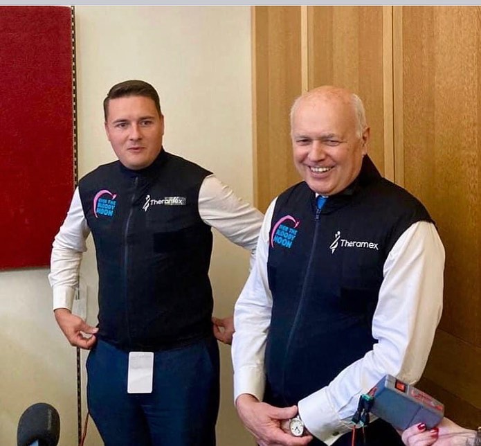 Les députés britanniques Wes Streeting et Sir Iain Duncan Smith avec le gilet simulateur de bouffées de chaleur. © Capture d'écran Instagram @overthebloodymoon