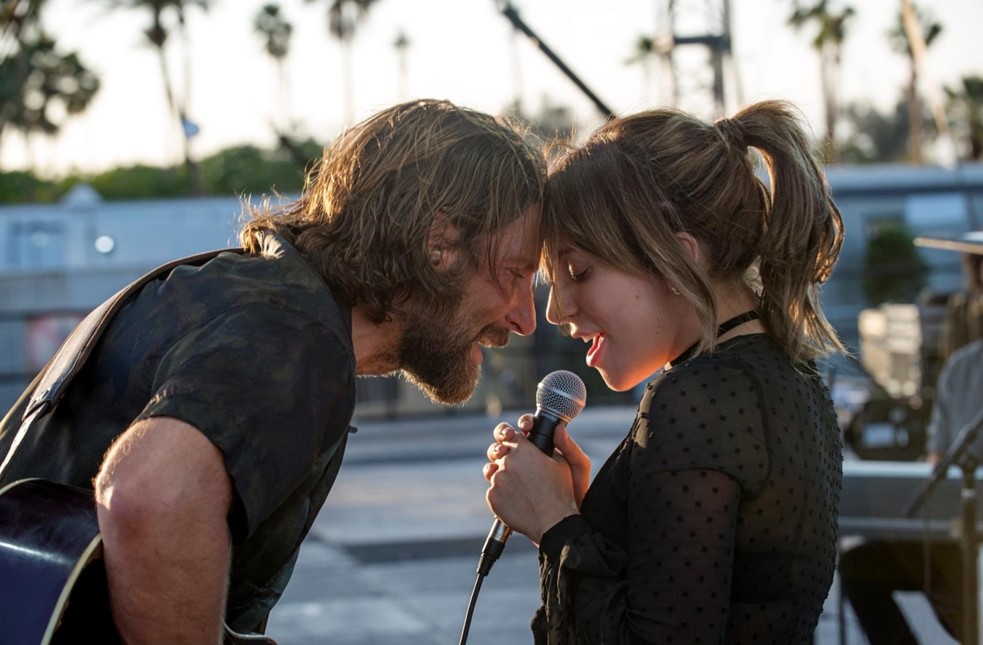 A star is born Lady Gaga Bradley Cooper