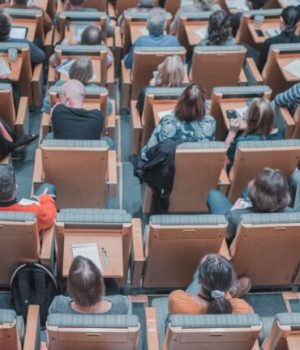 Etudiants dans un amphiteatre Etudiants dans un amphiteatre