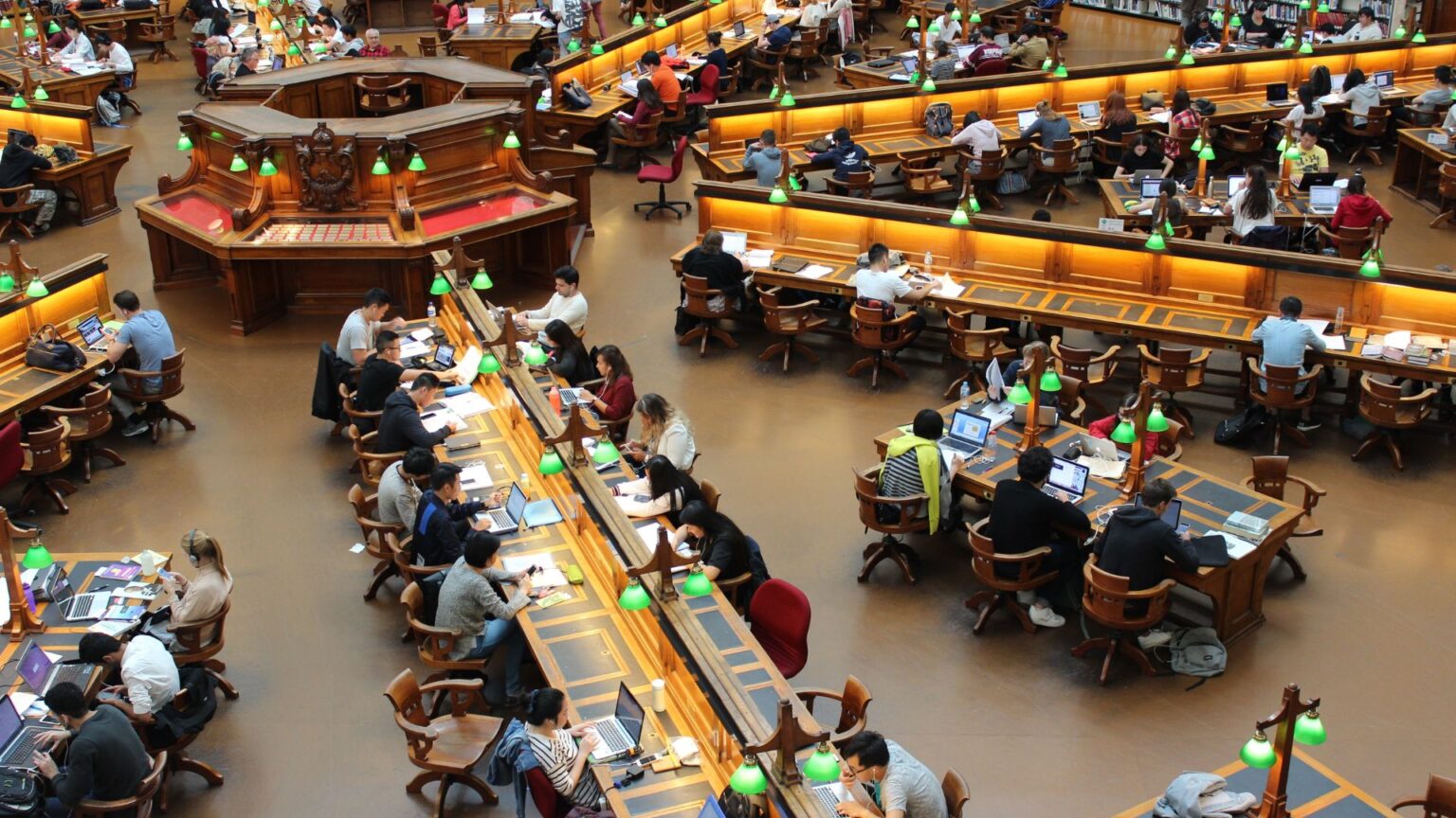 Etudiants dans une bibliothèque Etudiants dans une bibliothèque