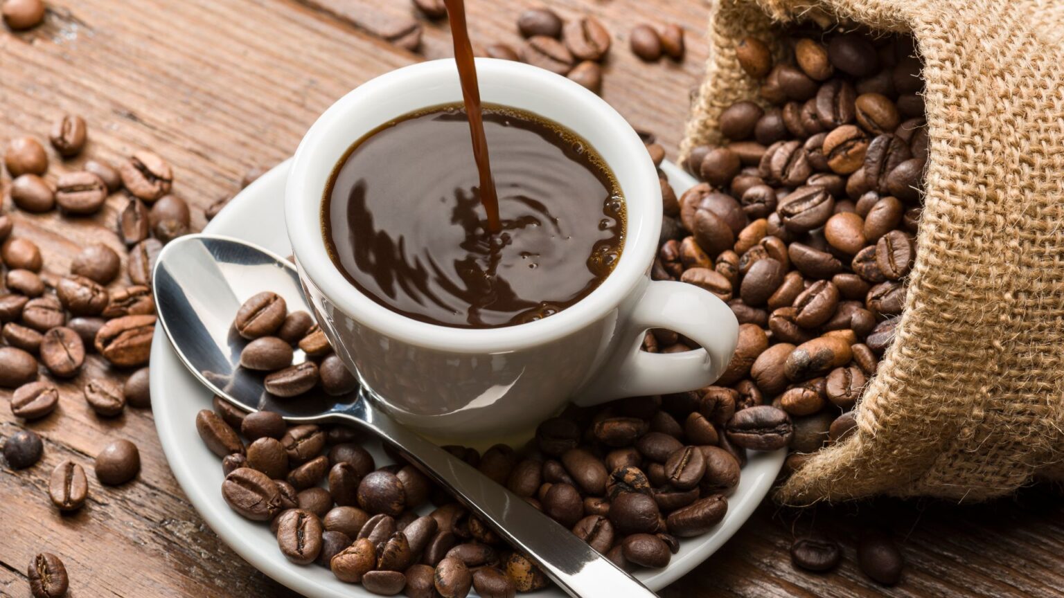 Du café et des fèves de café © Limpido de la part de Getty Images Pro Du café et des fèves de café © Limpido de la part de Getty Images Pro