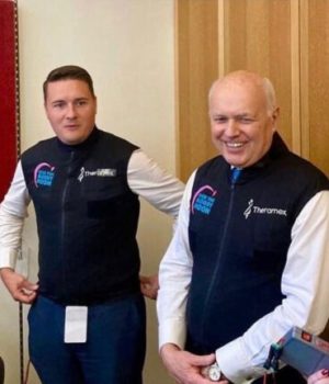 Les députés britanniques Wes Streeting et Sir Iain Duncan Smith avec le gilet simulateur de bouffées de chaleur. © Capture d'écran Instagram @overthebloodymoon