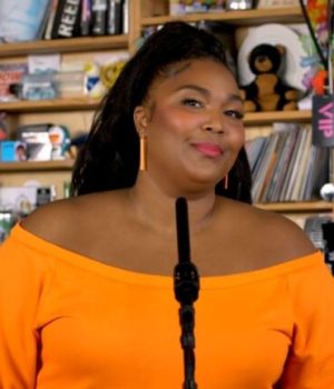 Lizzo devant un micro lors d'un live Tiny Desk pour NPR Music