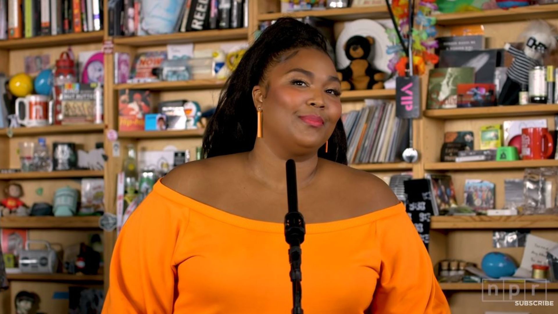 Lizzo devant un micro lors d'un live Tiny Desk pour NPR Music