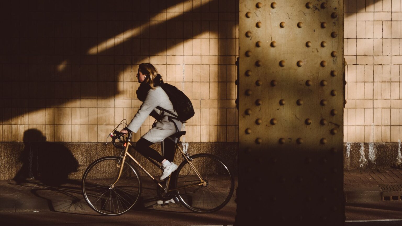 marc-kleen-unsplash- femme velo marc-kleen-unsplash- femme velo