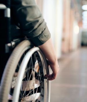 pexels-marcus-aurelius-homme en fauteuil roualnt handicap – format vertical