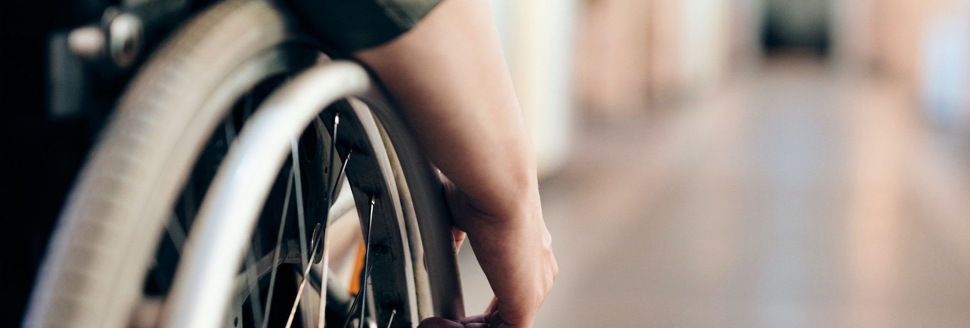 pexels-marcus-aurelius-homme en fauteuil roualnt handicap
