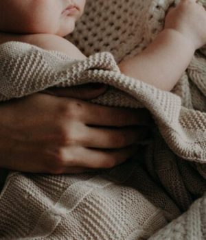 Un bébé dans les bras de quelqu'un Un bébé dans les bras de quelqu'un