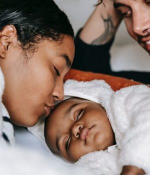 deux parents autour d'un bébé deux parents autour d'un bébé