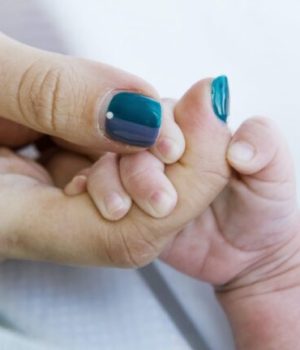 main de bébé tenant un doigt d'adulte main de bébé tenant un doigt d'adulte