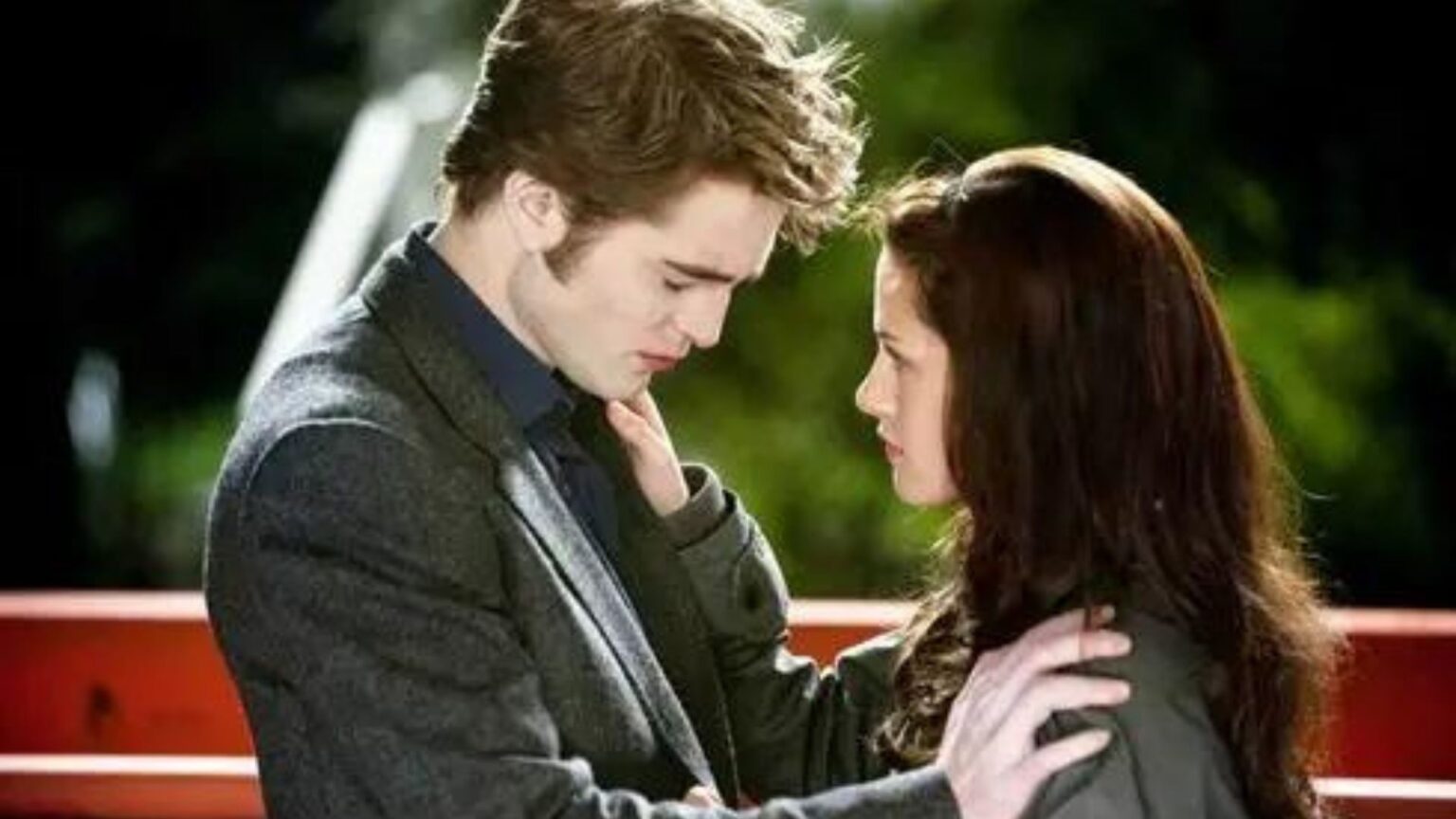 Robert Pattinson et Kristen Stewart dans Twilight Robert Pattinson et Kristen Stewart dans Twilight