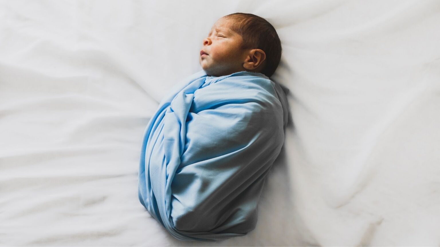 Bébé emmailloté Bébé emmailloté
