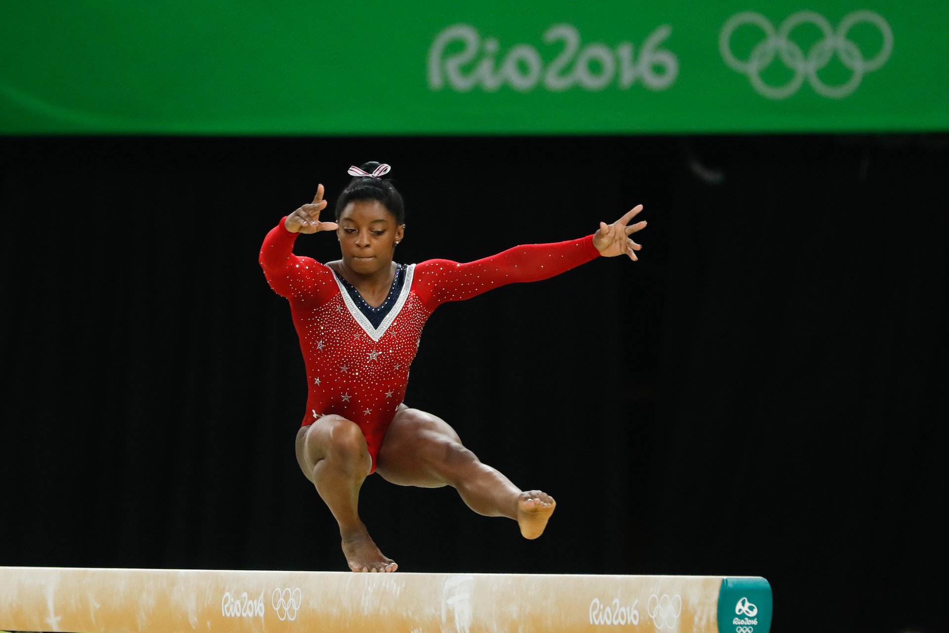 La gymnaste Simone Biles, des États-Unis, termine avec une médaille de bronze dans l'épreuve finale à la poutre, aux Jeux Olympiques de Rio en 2016. © Fernando Frazão/Agência Brasil/ Creative Commons.