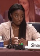 Simone Biles et 90 autres gymnastes victimes de Larry Nassar attaquent le FBI en justice