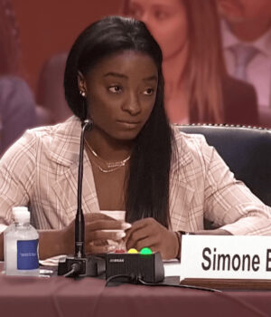 Simone Biles et 90 autres gymnastes victimes de Larry Nassar attaquent le FBI en justice