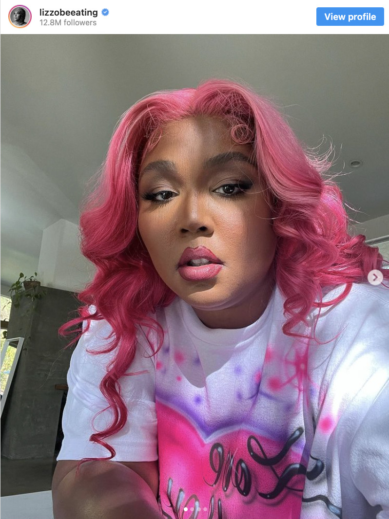 Lizzo avec les cheveux roses. © Capture d'écran Instagram de Lizzo.