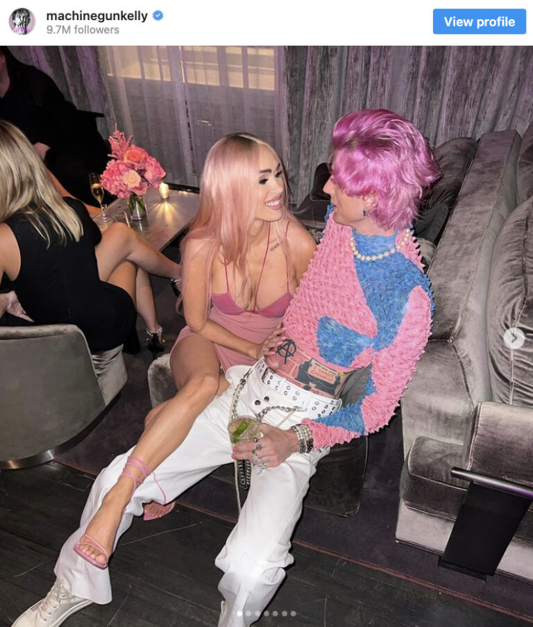Machine Gun Kelly et Megan Fox avec les cheveux roses. © Capture d'écran Instagram du compte de Machine Gun Kelly. Machine Gun Kelly et Megan Fox avec les cheveux roses. © Capture d'écran Instagram du compte de Machine Gun Kelly.