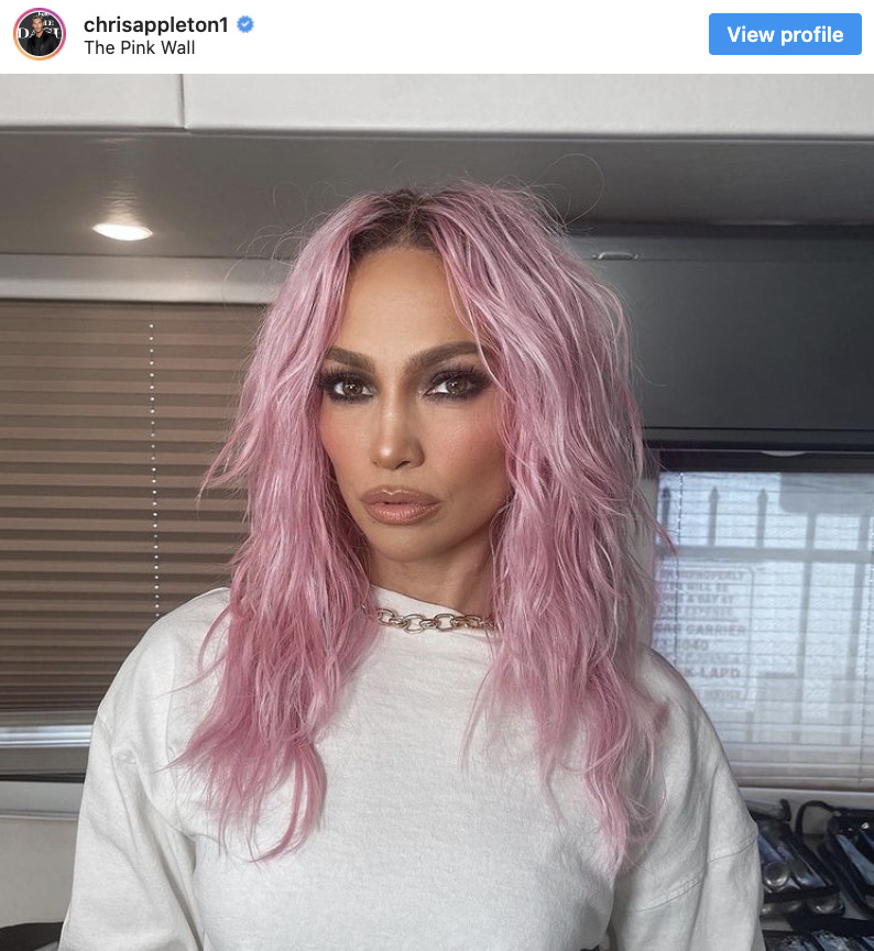 Jennifer Lopez avec les cheveux roses. © Capture d'écran Instagram de Chris Appleton.