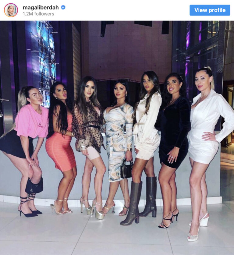 Post Instagram de Magali Berdah, entourée de plusieurs de ses talents comme @millajasmineoff @manontanti @maevaa.ghennam @oceanelhimer @safia.alba, publié le 29 mai 2021. Post Instagram de Magali Berdah, entourée de plusieurs de ses talents comme @millajasmineoff @manontanti @maevaa.ghennam @oceanelhimer @safia.alba, publié le 29 mai 2021.