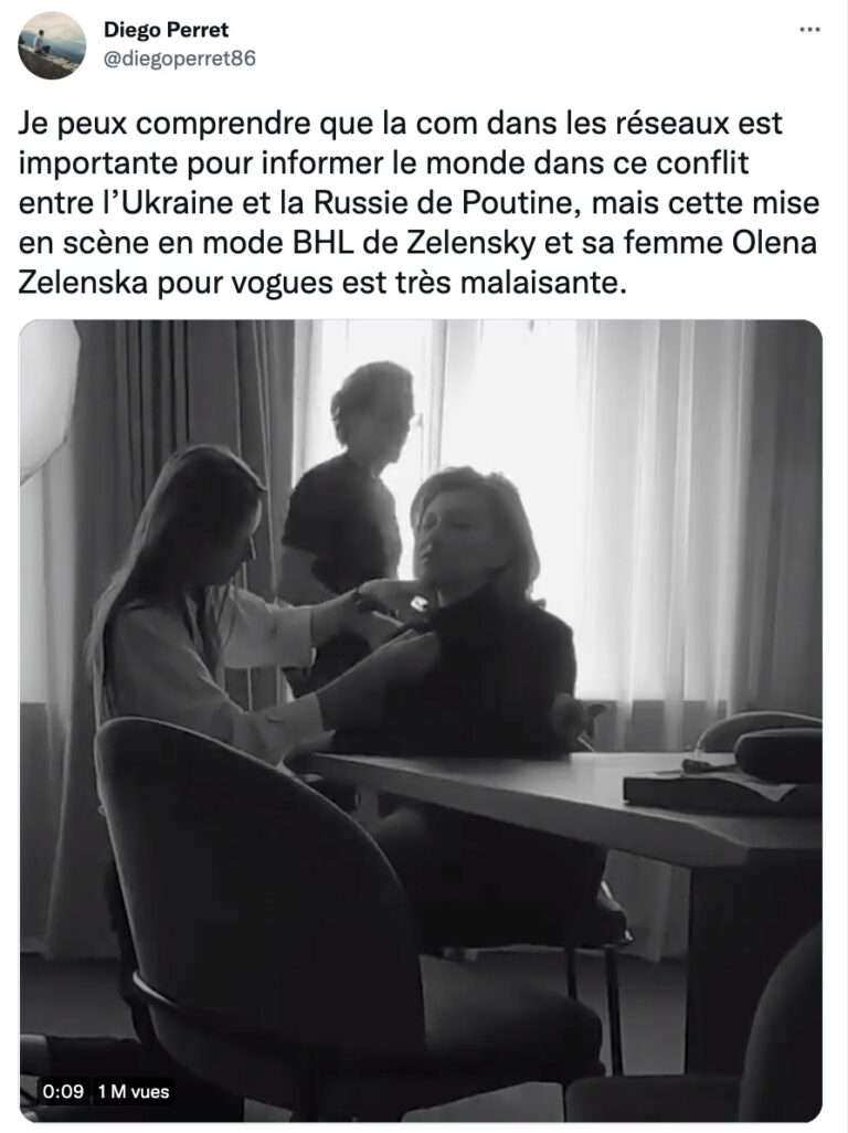 Capture d'écran d'un tweet critiquant la couverture de Vogue par le couple présidentiel ukrainien : « Je peux comprendre que la com dans les réseaux est importante pour informer le monde dans ce conflit entre l’Ukraine et la Russie de Poutine, mais cette mise en scène en mode BHL de Zelensky et sa femme Olena Zelenska pour vogues est très malaisante. » Capture d'écran d'un tweet critiquant la couverture de Vogue par le couple présidentiel ukrainien : « Je peux comprendre que la com dans les réseaux est importante pour informer le monde dans ce conflit entre l’Ukraine et la Russie de Poutine, mais cette mise en scène en mode BHL de Zelensky et sa femme Olena Zelenska pour vogues est très malaisante. »