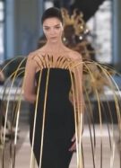 un passage du défilé Schiparelli haute couture printemps-été 2022 © Capture d'écran YouTube d'une vidéo de Loïc Prigent