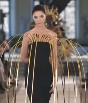 un passage du défilé Schiparelli haute couture printemps-été 2022 © Capture d'écran YouTube d'une vidéo de Loïc Prigent un passage du défilé Schiparelli haute couture printemps-été 2022 © Capture d'écran YouTube d'une vidéo de Loïc Prigent