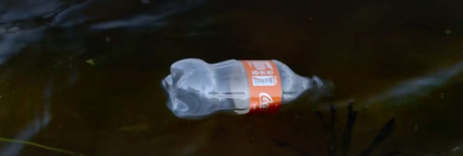Sur Arte, un docu décrypte le rôle que joue Coca dans la pollution des océans Madmoizelle
