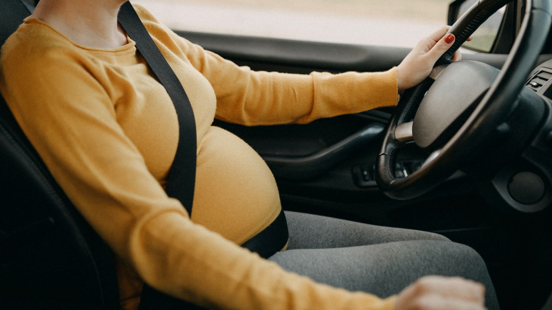 Illustration d'une personne enceinte au volant Illustration d'une personne enceinte au volant