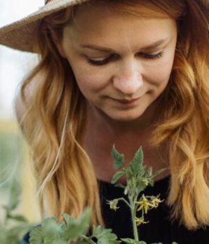 femme devant des plants de tomate