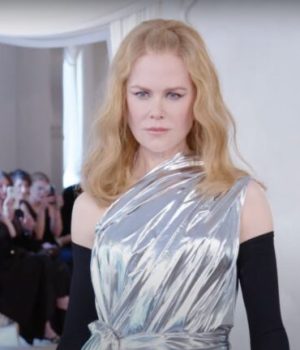 Nicole Kidman défile pour Balenciaga haute couture