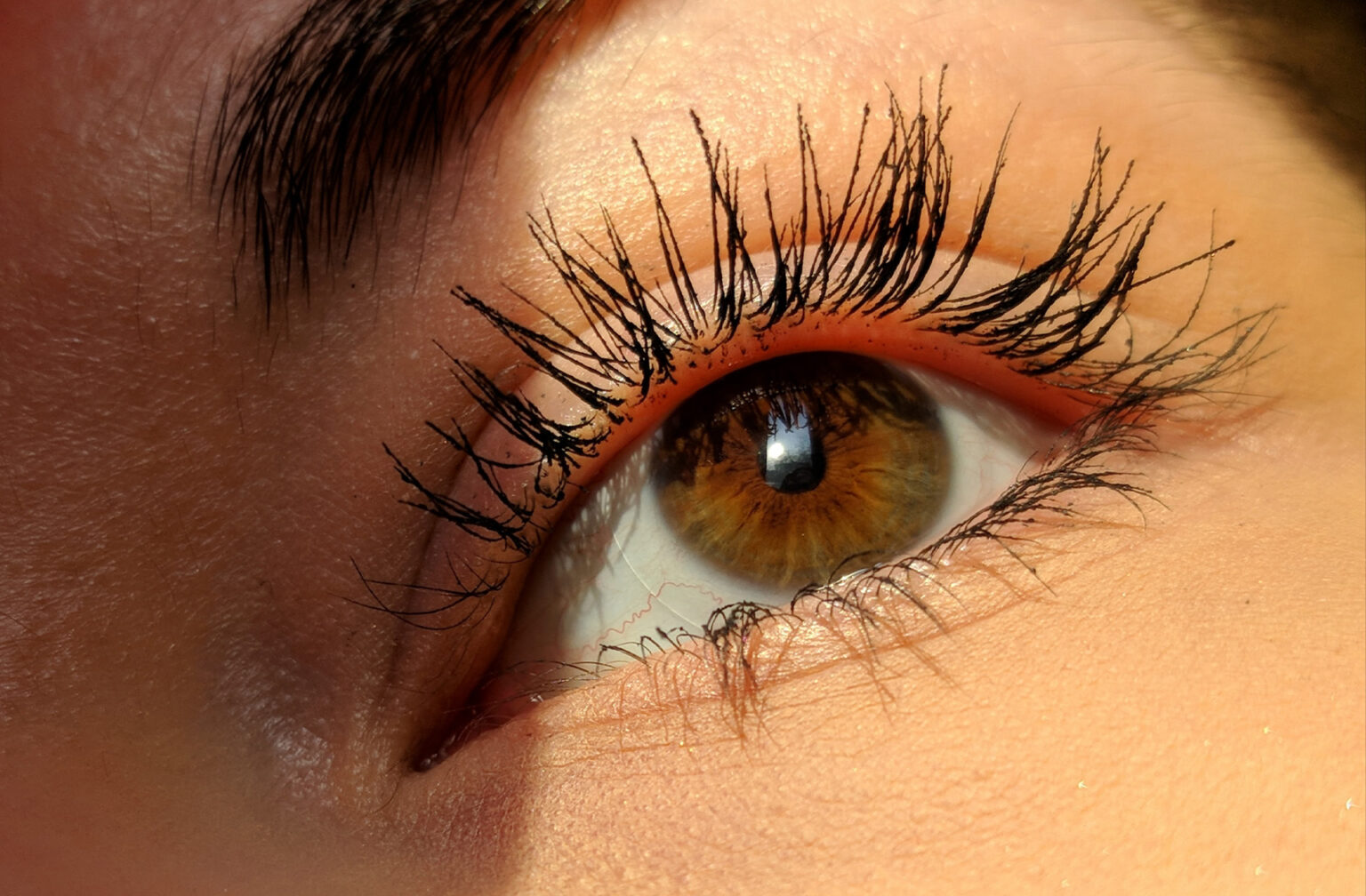 Cette astuce pour éviter que le mascara coule quand il fait chaud est