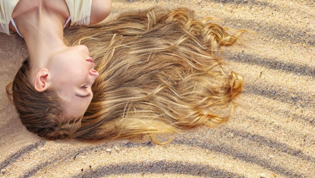 pourquoi-proteger-cheveux-soleil