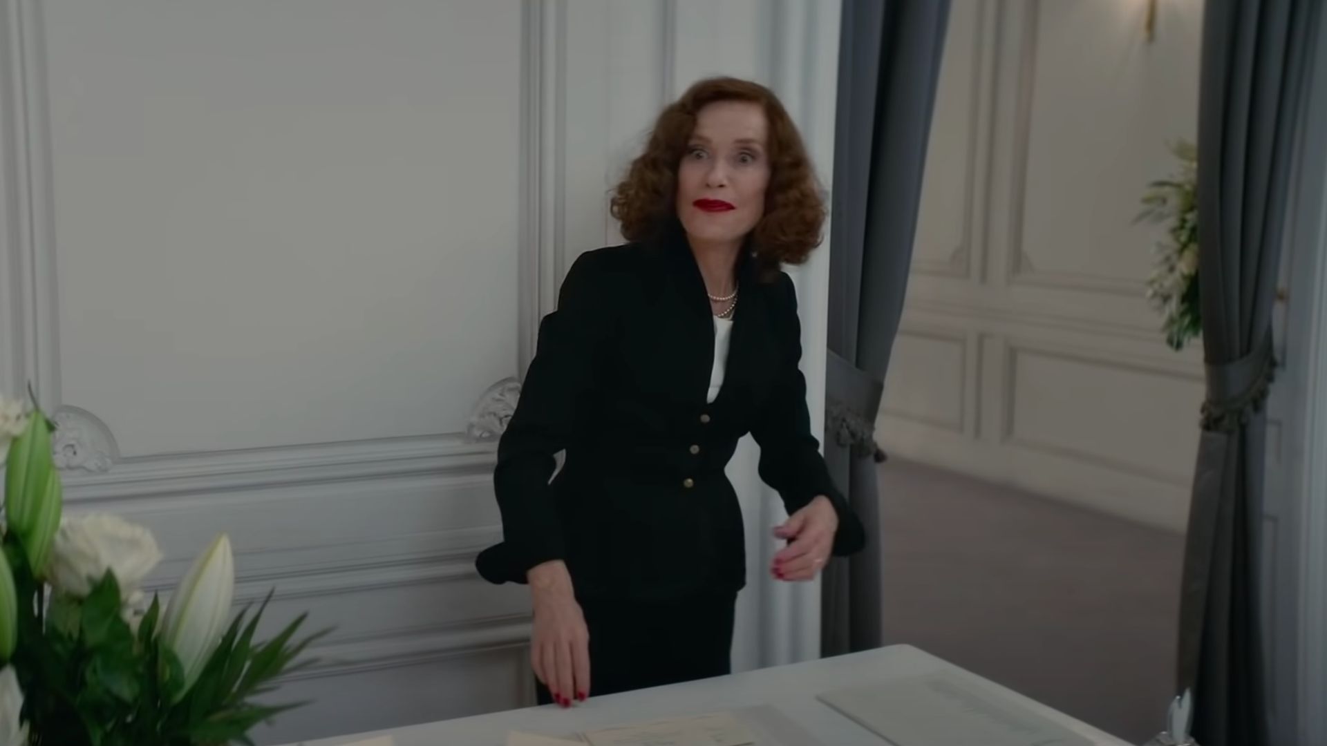 Isabelle Huppert dans la comédie british haute couture Une robe pour Mrs Harris s’annonce hilarante et drama
