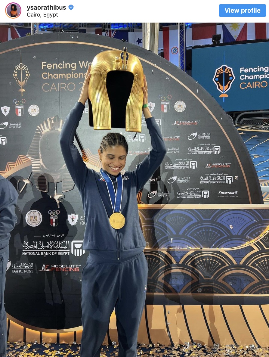 Ysaora Thibus avec sa médaille d’or au Championnat du monde d’escrime au Caire