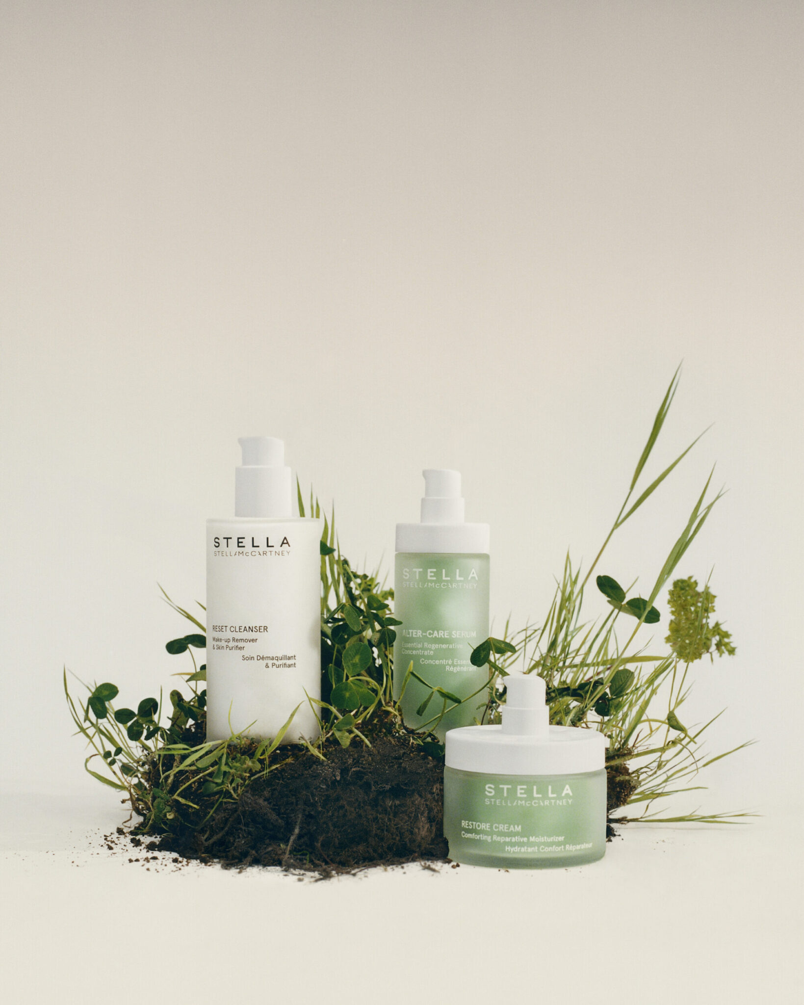 Le nettoyant, le sérum et la crème selon Stella McCartney Beauty. Le nettoyant, le sérum et la crème selon Stella McCartney Beauty.