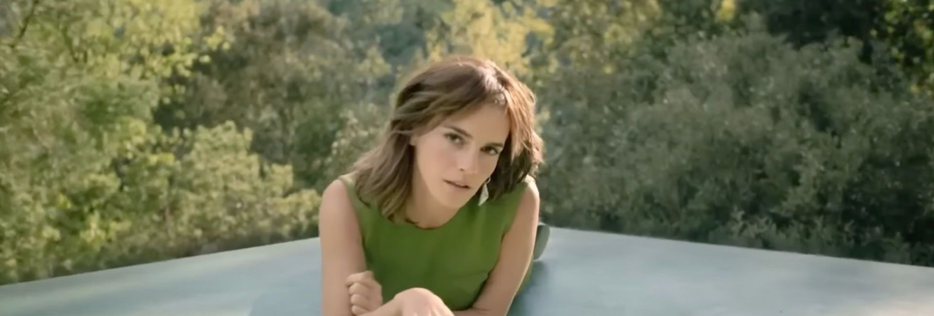 Emma Watson devient égérie et réalisatrice du nouveau parfum Prada, Paradoxe