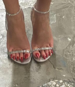 La fille de Kate Moss, Lila, affiche des ongles de pied démesurés, mais parfaitement pédicurés