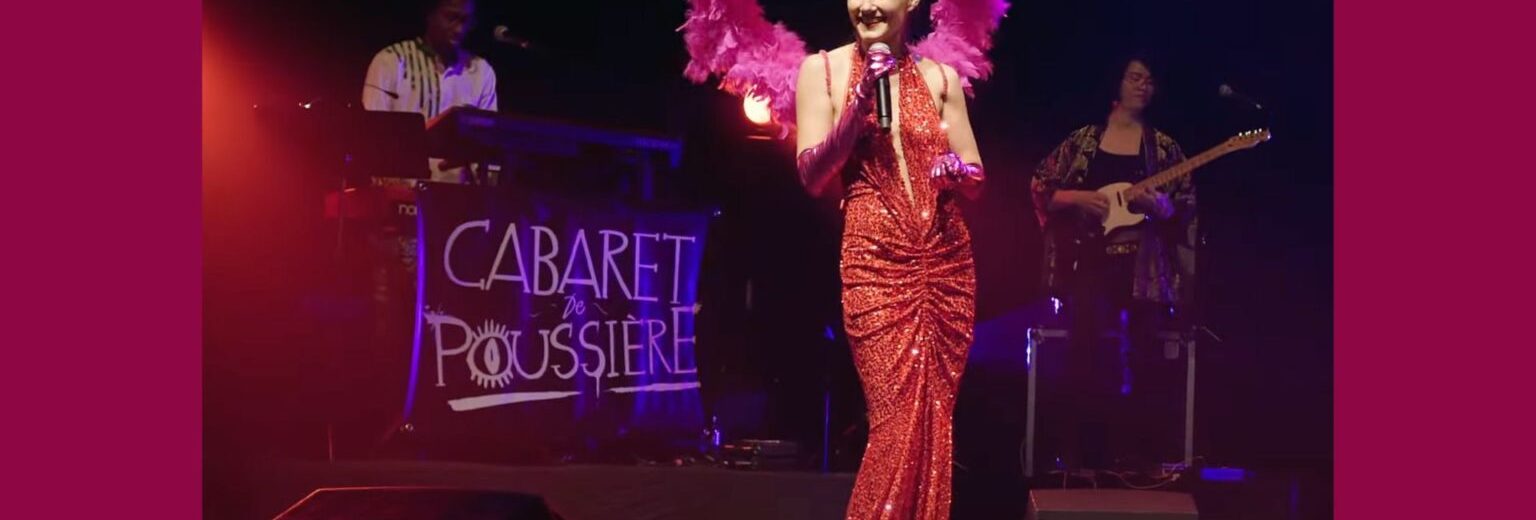 Clara Bratjman, artiste et metteuse en scène de cabarets, chante sur la ligature des trompes au Cabaret de Poussière
