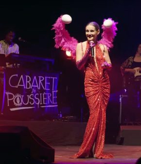Clara Bratjman, artiste et metteuse en scène de cabarets, chante sur la ligature des trompes au Cabaret de Poussière