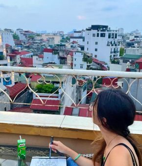 Mai sur une terrasse, avec vue sur les toits au Vietnam