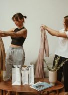 Deux femmes en train de déplier des vêtements pexels-polina-tankilevitch-5585849