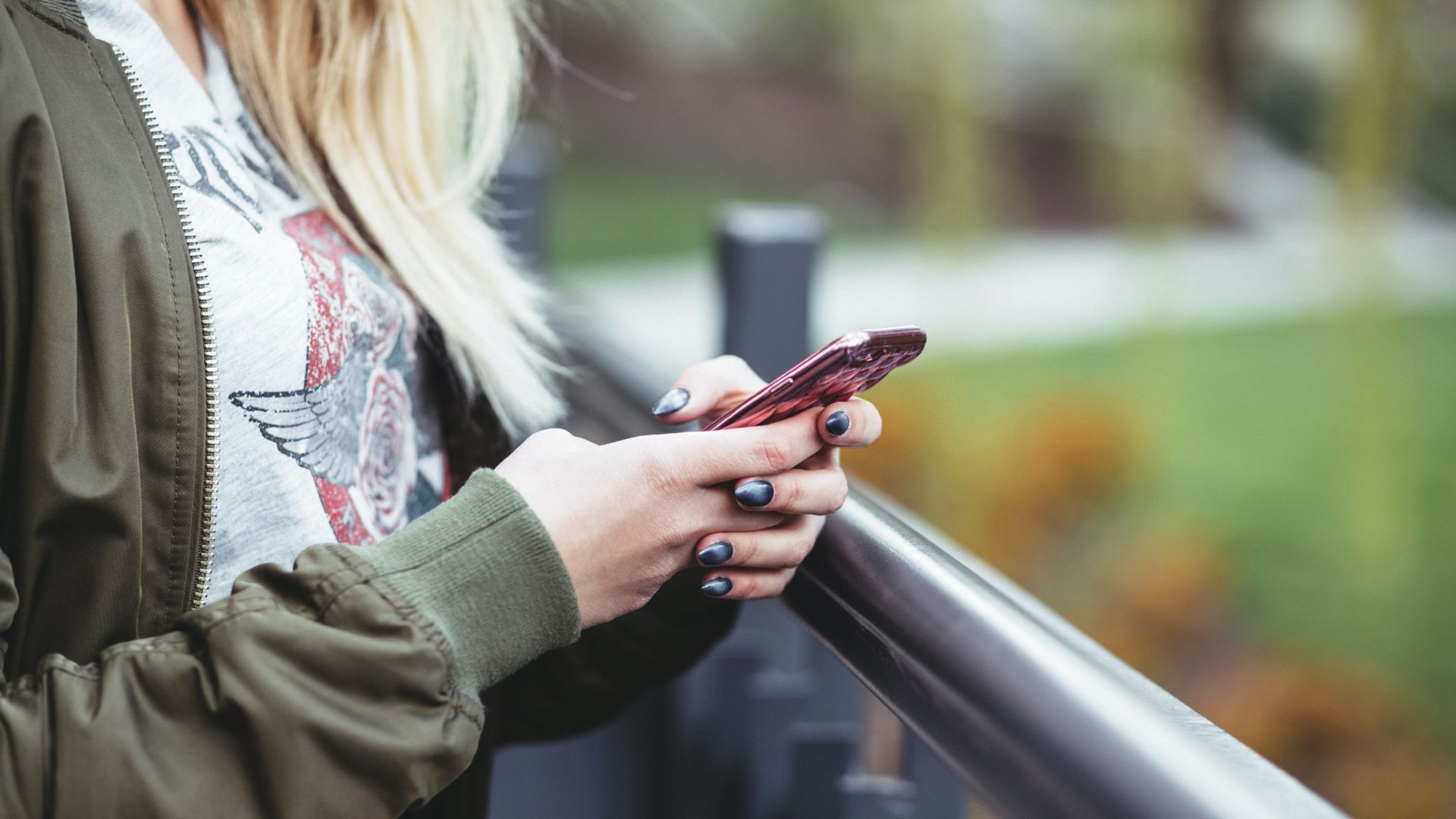 femme sur son téléphone